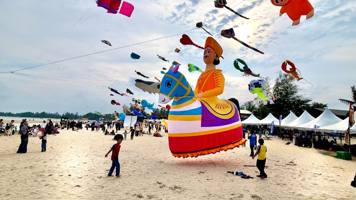 Tamil Nadu Team Skyters Wins Creative Kite Champion Award at Kuantan International Kite Festival 4.0