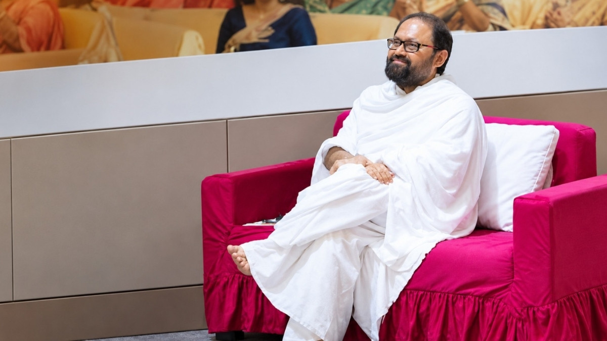 What Makes a Spiritual Guru in India Influential Beyond Religious Boundaries?